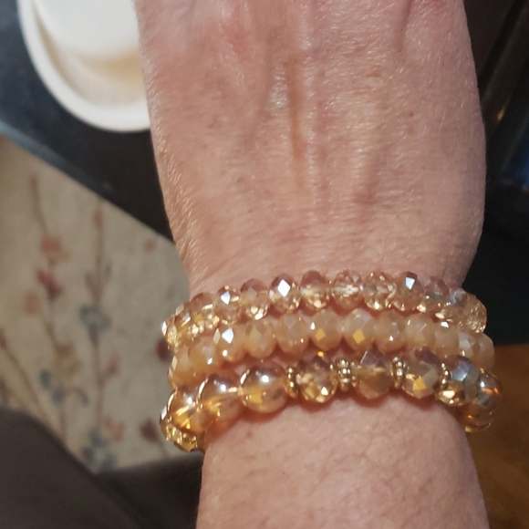 Pretty goldtone stackable bracelets - Picture 2 of 5